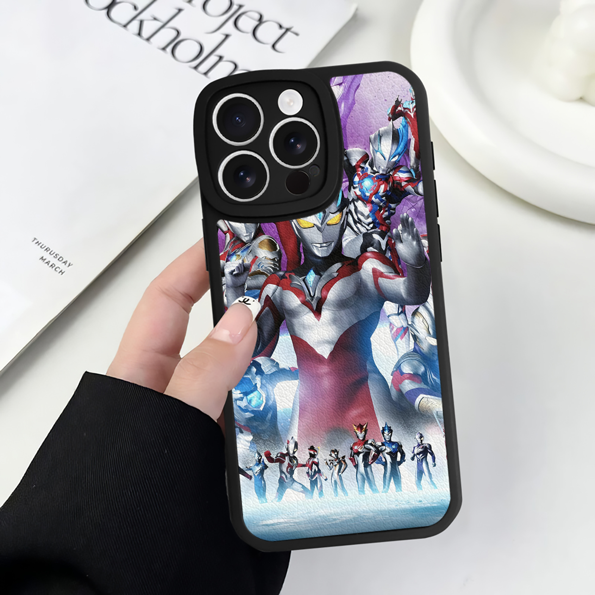 （画像用） ウルトラマン Ultraman 【iPhone 16シリーズ対応】シリコンスマホケース（レザー調） 材質：シリコン